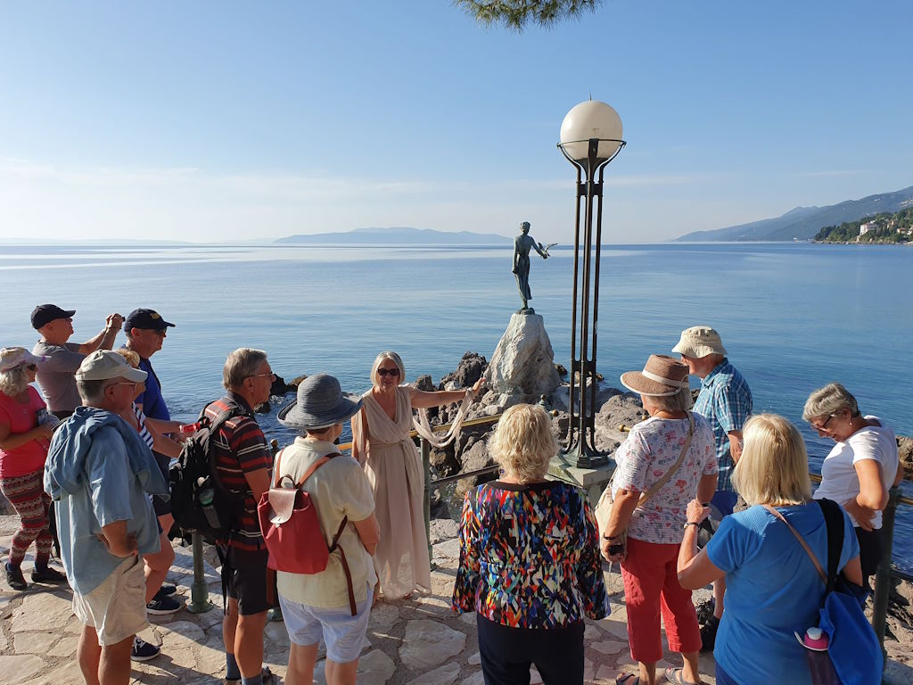 Opatijski vremeplov donosi bogatu prošlost Opatije kroz klapske nastupe, izložbe oldtimera, kostimirane šetnje i vožnje gajetom | Karlobag.eu