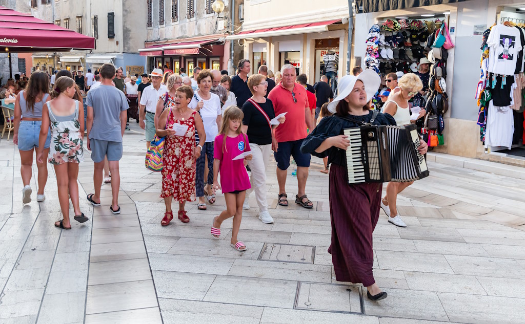 Kostenlose interpretative Spaziergänge "La mula de Parenzo" im Rahmen des Poreč-Sommers zogen Besucher an