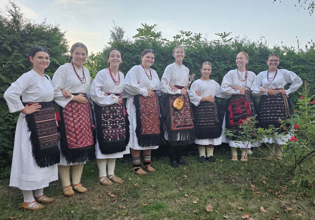 Die junge Frauengruppe des HKUD „Široka Kula“ gewann 2024 beim Slunj-Abend von Bećarac den Preis für die besten Verse.