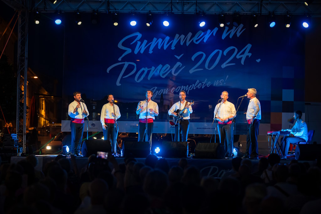 Das Konzert der Cambi klapa in Poreč begeisterte die Besucher mit seinem Auftritt und der einzigartigen Atmosphäre im Trg slobode