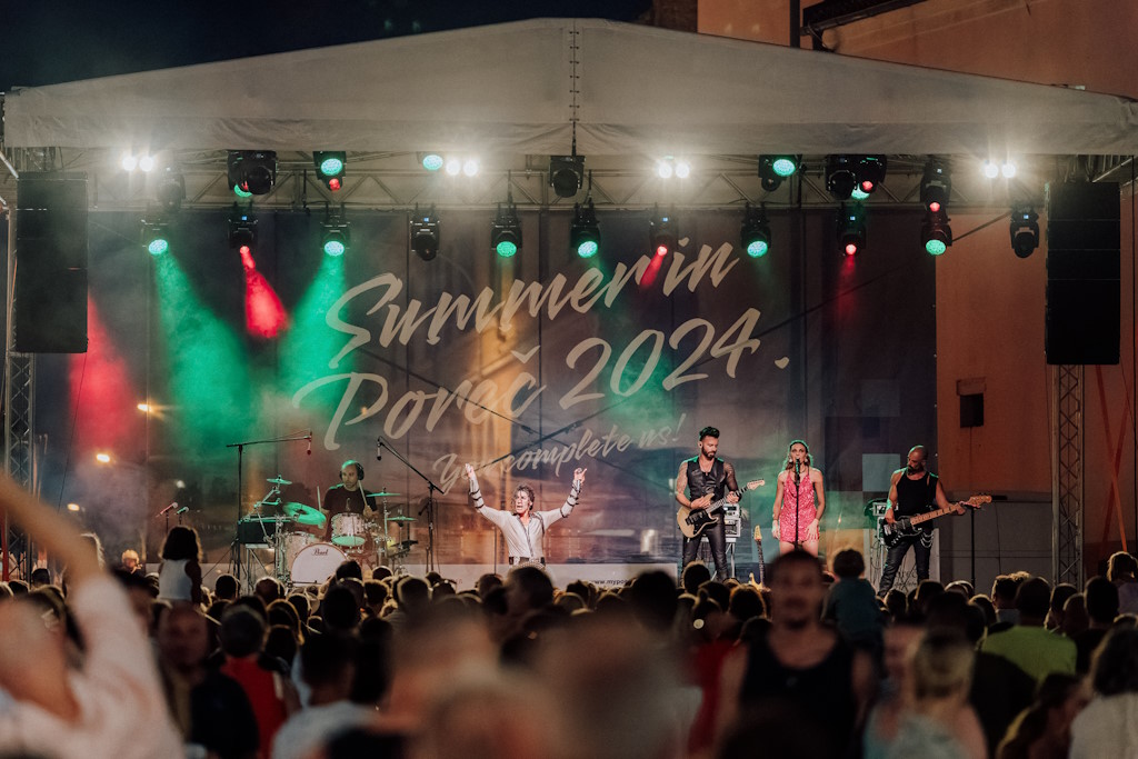 A unique tribute show for Michael Jackson delighted the locals: a spectacular performance in Freedom Square